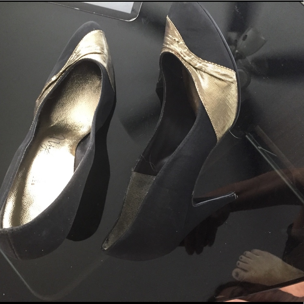 BLACK/GOLD HEELS - Picture 3 of 8